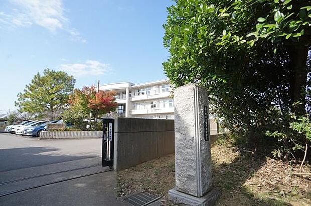 龍ケ崎市立龍ケ崎中学校まで1800m