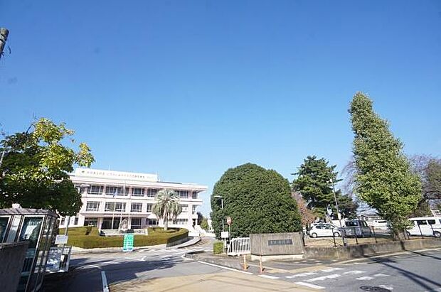 牛久市役所まで900m