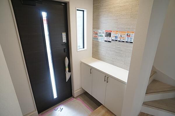 圧迫感のない下駄箱ですっきりとした印象。