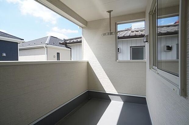 強い日差しや雨でも安心のバルコニー。