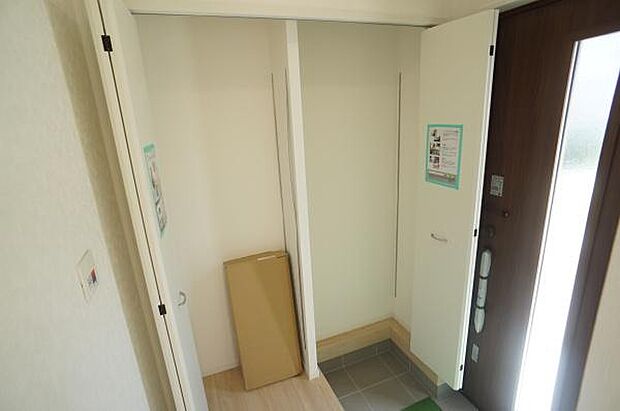 長いものも収納可能なシューズボックス。