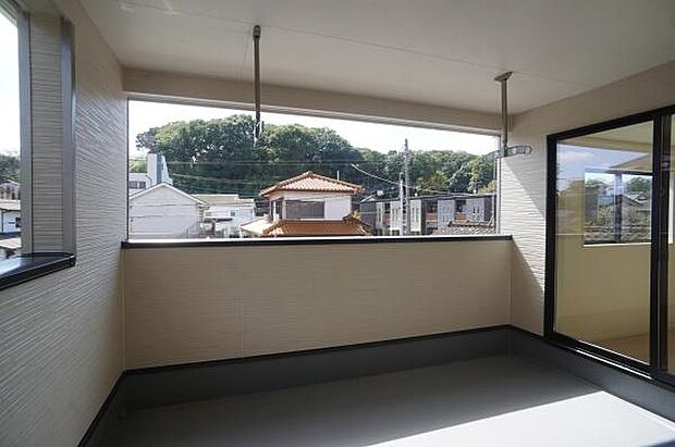 天候の変化にも安心のインナーバルコニー。