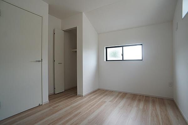 北側の洋室6帖。