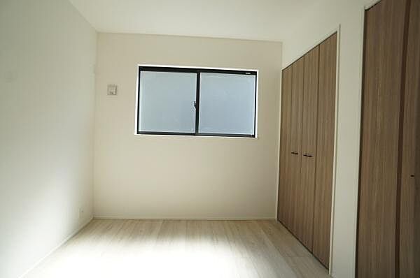 ふたつのクローゼットでお部屋スッキリ。