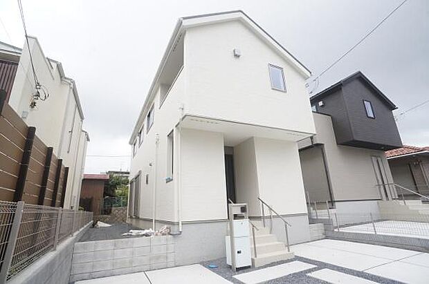 西側から南側へ広がるお庭。