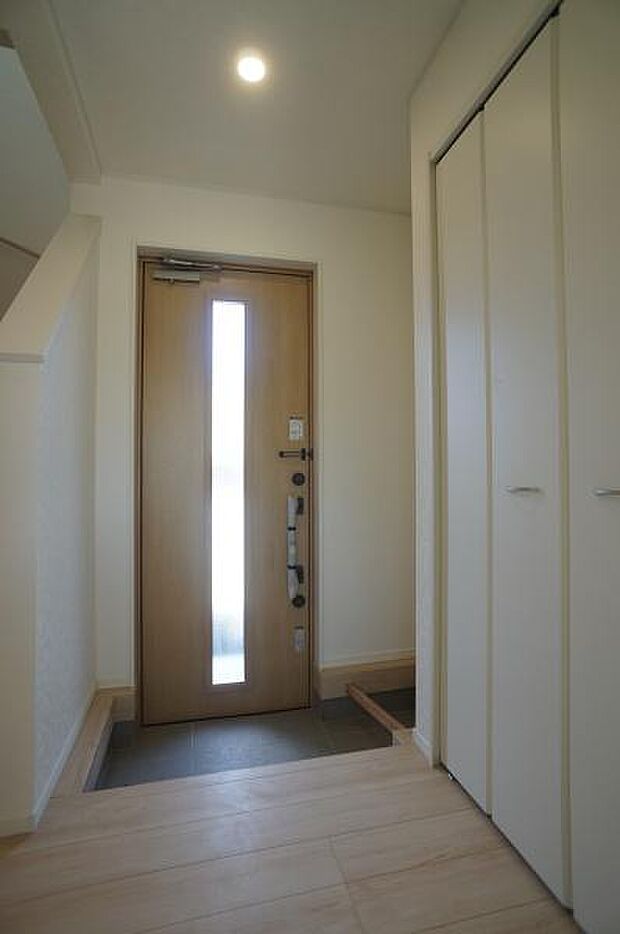 顔を見て応対できるモニター付きの玄関に。