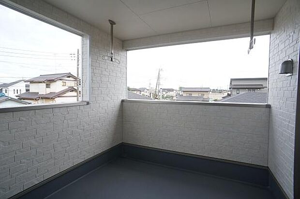 物干し金物付きワイドルーフバルコニー。
