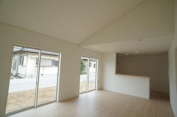 勾配天井で開放的なＬＤＫ。