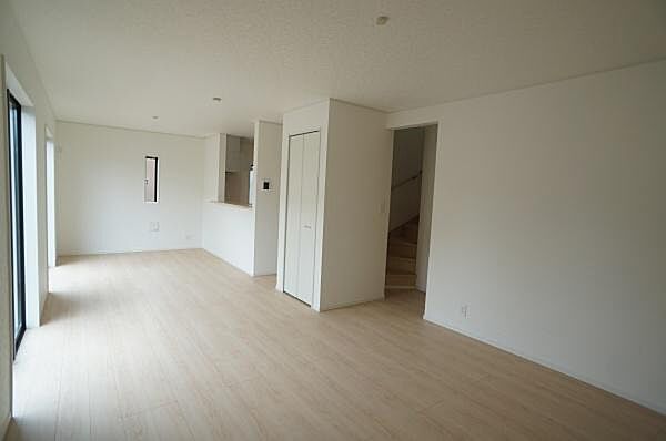 玄関ホールから一歩入ると繋がるＬＤＫ。