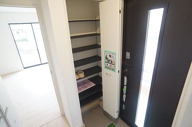 可動棚のシューズボックス。