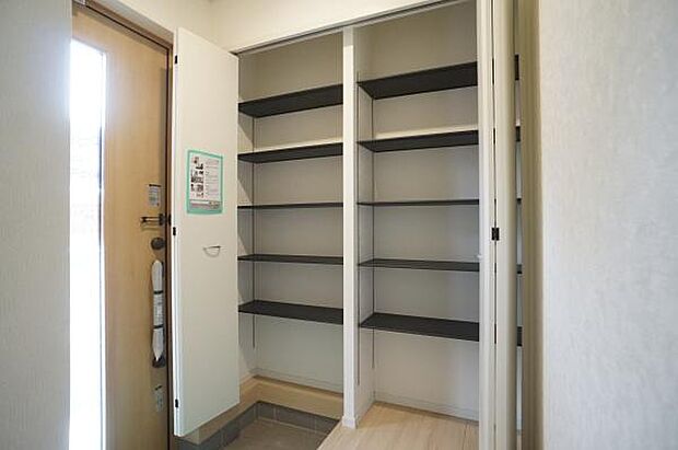 可動棚だから長いものもおけます。
