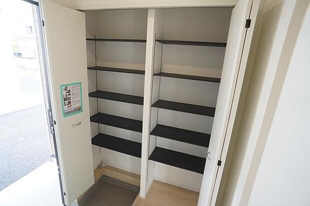 可動棚のシューズボックス。