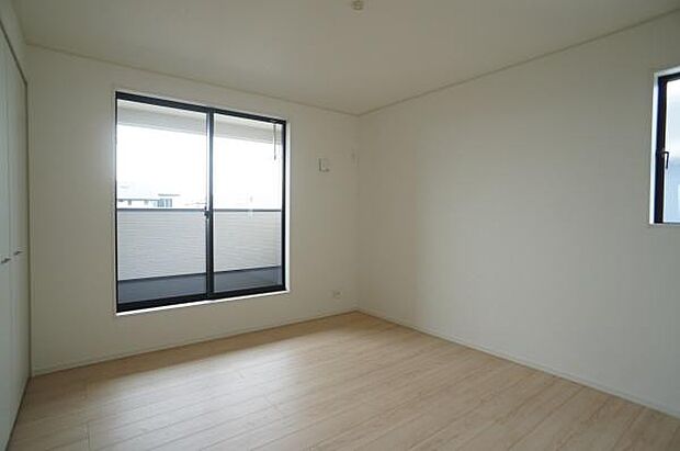 バルコニーとつながる明るいお部屋。