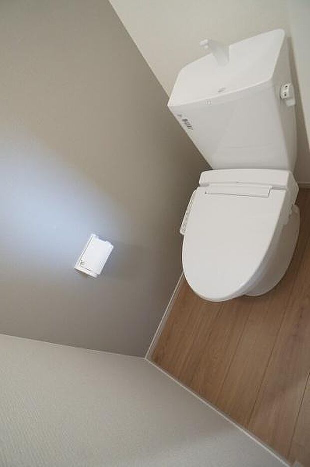 温水洗浄便座でトイレ時間も快適な仕様に。