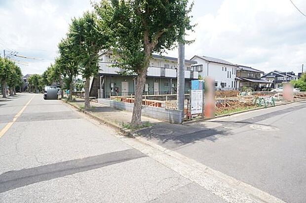 北東側4，9m、南東側12m公道に接道。