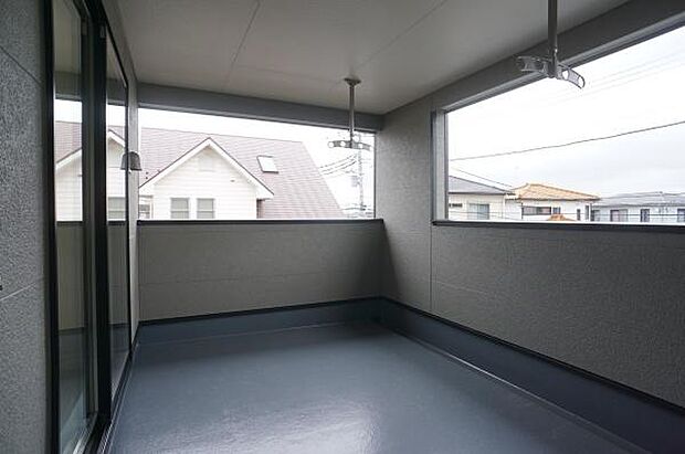 強い日差しや雨でも安心のバルコニー。
