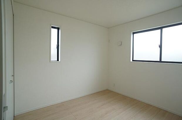 2面彩光の明るいお部屋。