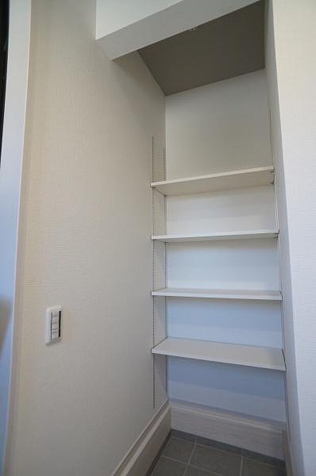 可動棚付きシューズインクローゼット。