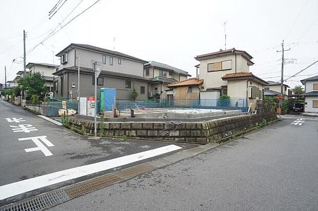 北側6,6m、東側5,5m公道に接道。