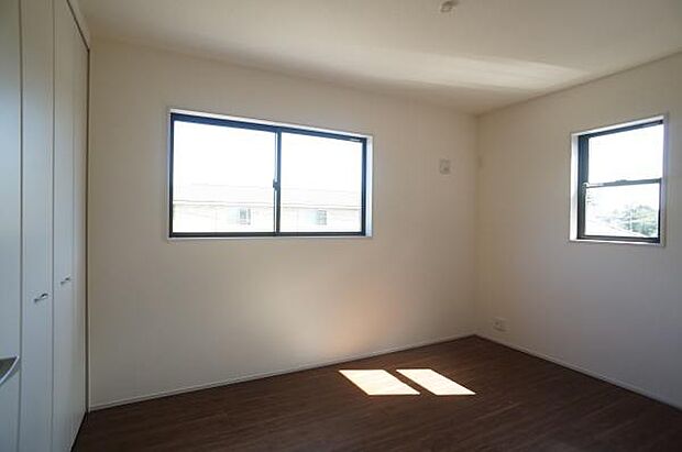 2面彩光の明るいお部屋。