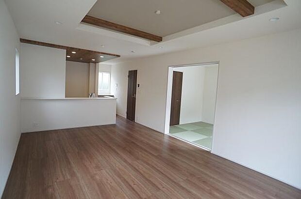 和室が隣ですが一体感があります。