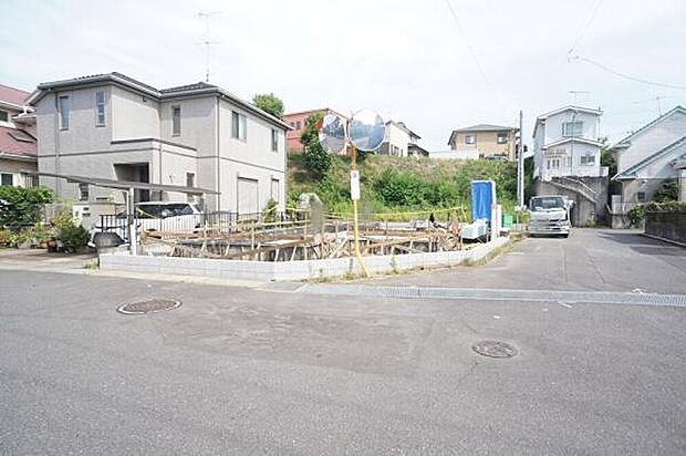 北西側6,5m、南西側6m公道に接道。