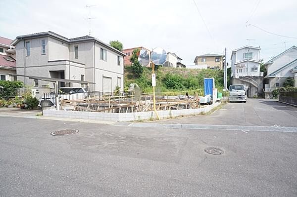 北西側6，5m、南西側6m公道に接道。