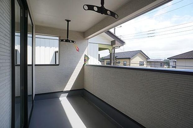 強い日差しや雨でも安心のバルコニー。