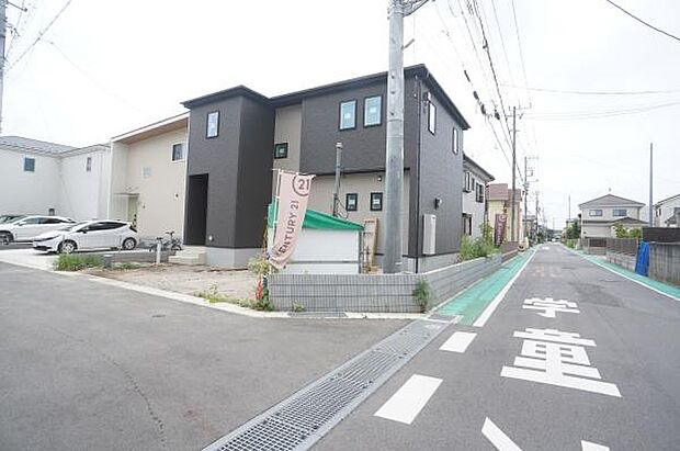西側6m、北側5m公道に接道。