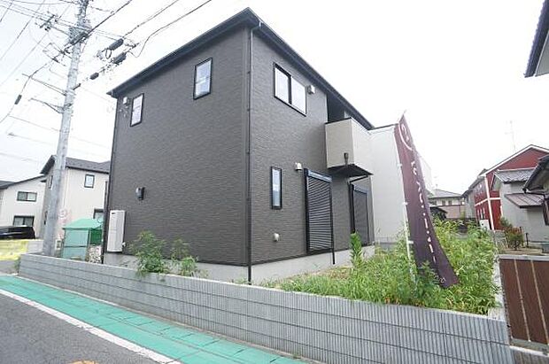 西側外観。内装工事中。