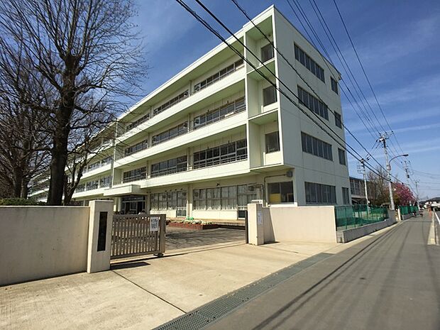 牛久市立牛久第三中学校まで1900m