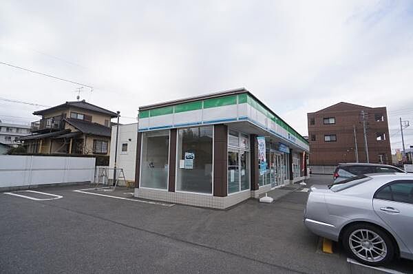 ファミリーマート牛久上柏田店まで1553m