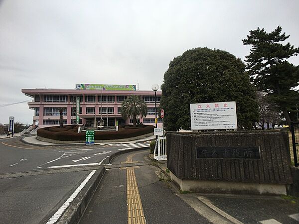 牛久市役所まで2684m、徒歩6分の距離にあります。