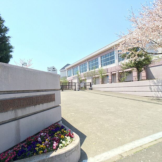 龍ケ崎市立中根台中学校まで1543m