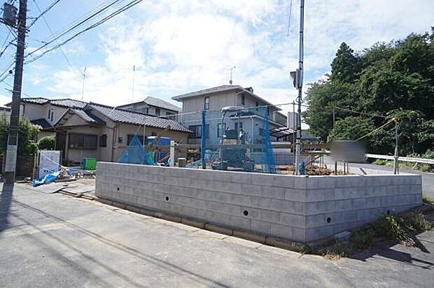 東側外観。
