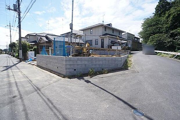 北側4，5m、東側6m公道に接道。