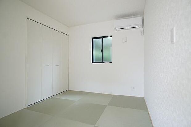クーラー付き4.5帖の畳のお部屋。
