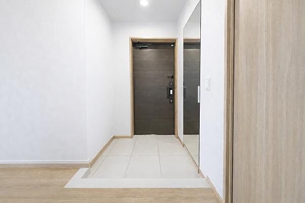 ゆとりのある広さの玄関。大型の姿見ミラーを備え、外出前の身支度もスムーズに整えられます。