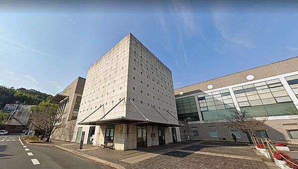 大分県立図書館まで1557m