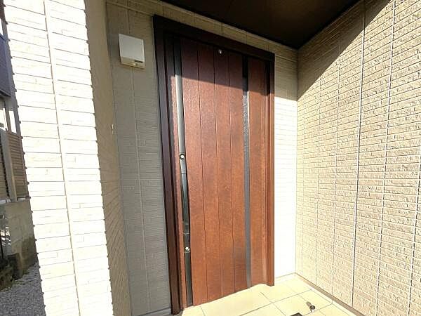 木目調のデザインが美しい玄関ドア。重厚感ある佇まいが、住まいの第一印象を格上げします。