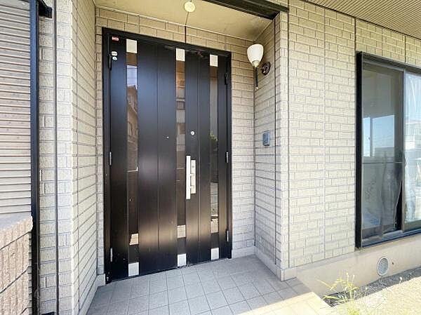 幅広の親子ドア（両開き対応）で、大型家具の搬入や自転車の出し入れにも対応しやすい。
