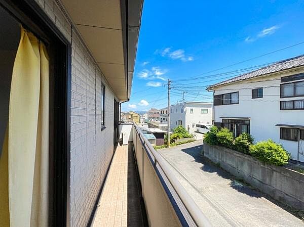 奥行きのある横長の広いバルコニーで、洗濯物を並べて干しやすい。