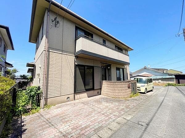 駐車スペースが複数台分確保できる広さがあり、ファミリー世帯にも対応可能。