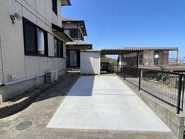 ※写真はＣＧにて一部加工しています。駐車場増設した際のイメージになります。お庭を解体することによりもう1台の増設が可能です。
