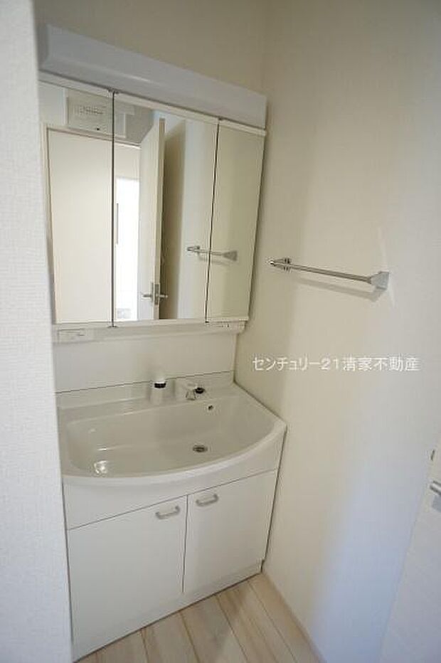 4号棟：ワイドな鏡を備えた洗面化粧台(2023年12月撮影)