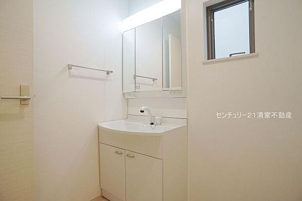 6号棟：ワイドな鏡を備えた洗面化粧台(2023年12月撮影)