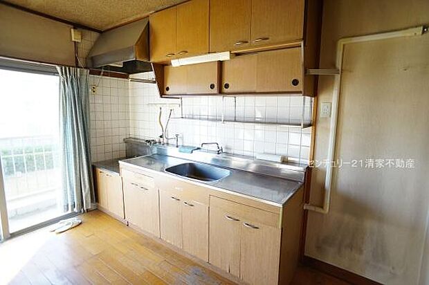 収納スペース豊富なキッチン！(2024年01月撮影)