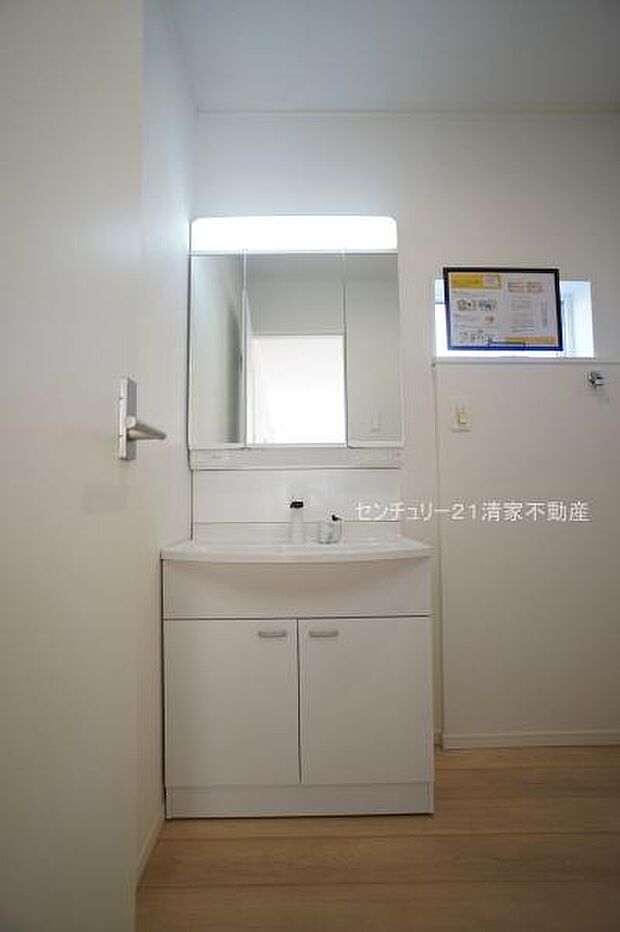 ワイドな鏡を備えた洗面化粧台(2024年03月撮影)
