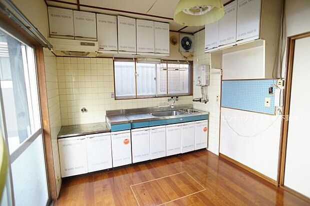 収納スペース豊富なキッチン！(2024年03月撮影)