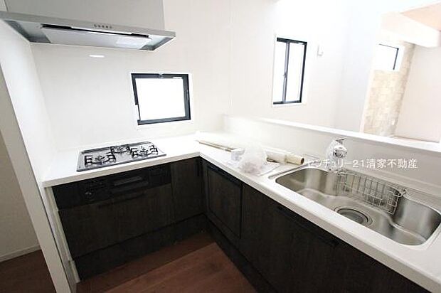 1号棟：リビングを見通せるカウンターキッチン！(2025年05月撮影)